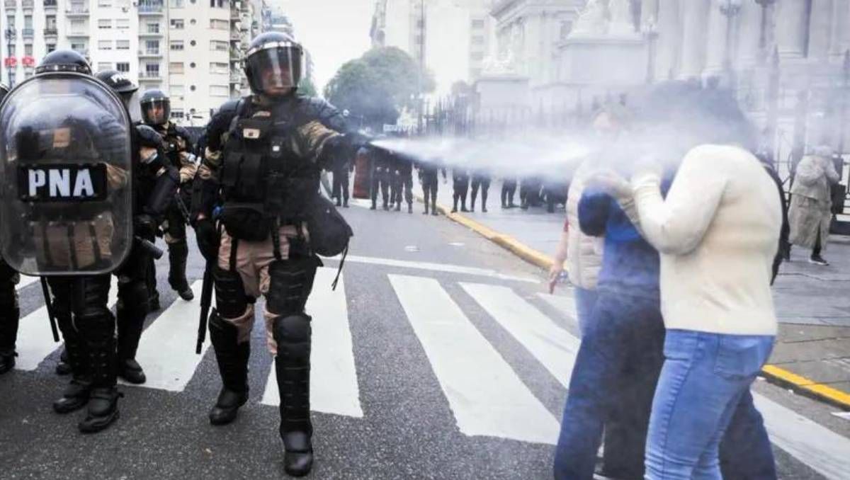 El accionar policial en las afueras del Congreso.&nbsp;