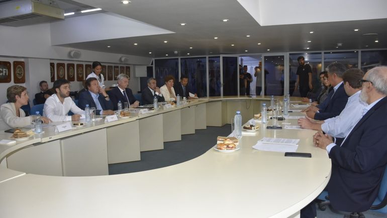 Los gobernadores de las provincias petroleras se reunieron en la sede del CFI