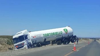 El accidente en Ruta 22 generó preocupación por la carga que llevaba. Foto gentileza: NoticiasNQN.