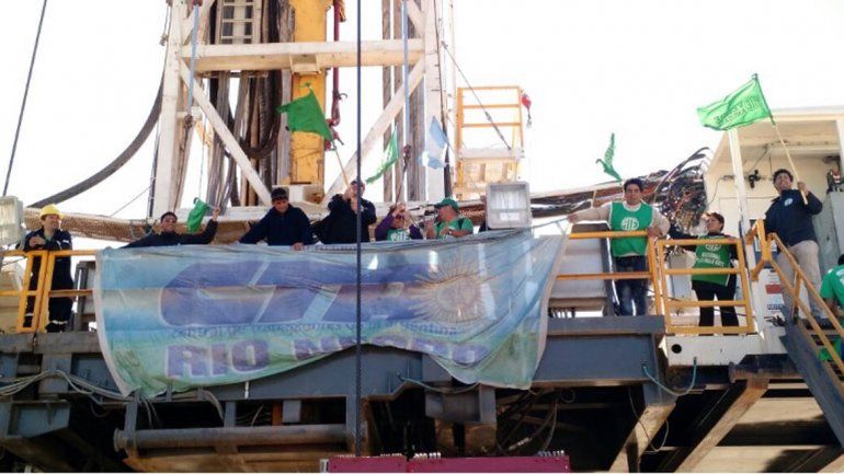 Militantes de ATE bloquean los accesos a los pozos petroleros y tomaron las máquinas en Allen