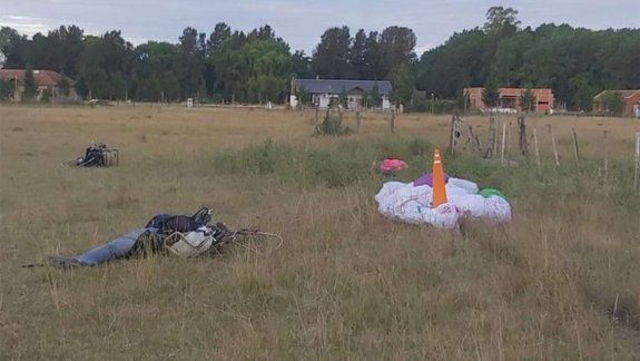 Increíble accidente aéreo: un choque de parapentes dejó un muerto y un herido grave