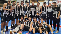 El festejo del plantel U17 de Cipo en el estadio de Allen tras ganar la final. 