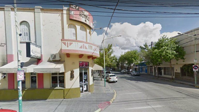 Se agarraron a las piñas y rompieron la puerta de vidrio de un bar