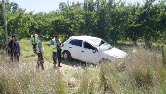 La adolescente fallecida viajaba en el asiento del acompañante y sufrió el golpe mortal debido a que el techo impactó con una piedra de gran dimensión.
