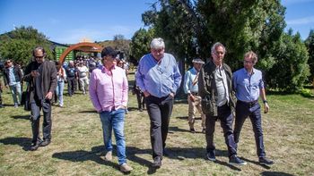 Walter Cortez, y Daniel Scioli y Leandro Ballerini, recorriendo la muestra. | LMCipolletti.com Walter Cortez, y Daniel Scioli y Leandro Ballerini, recorriendo la muestra.