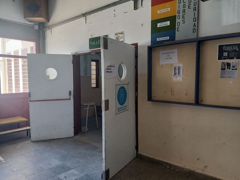 Los delincuentes cortaron la luz para ingresar al establecimiento. Los delincuentes cortaron la luz para ingresar al establecimiento.