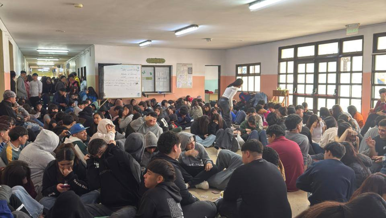Este martes, los alumnos del secundario 35 paralizaron las clases para visibilizar un reclamo de toda la comunidad educativa.