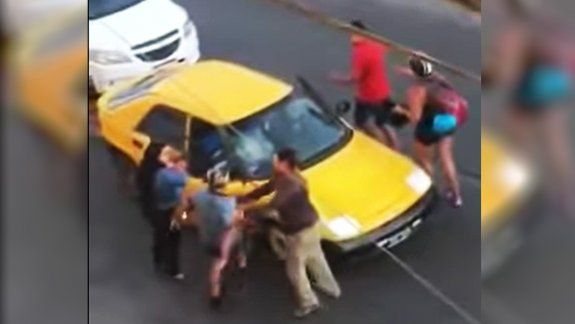 Conductores a las piñas en pleno centro de Bariloche