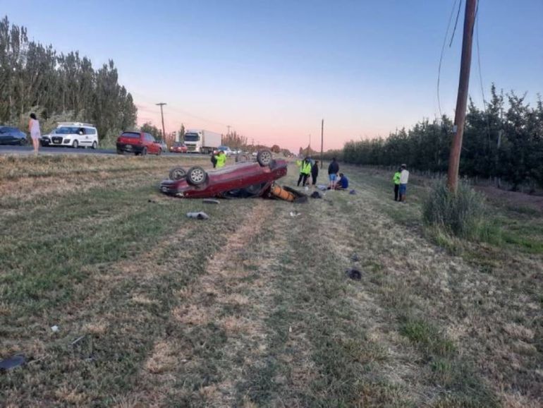Así quedó el auto tras volcar sobre la ruta 22.