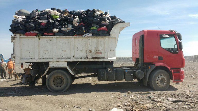 Un camión volcador que se prendió fuego tiempo atrás continúa en funciones en la recolección de residuos. Sobrecargado de basura