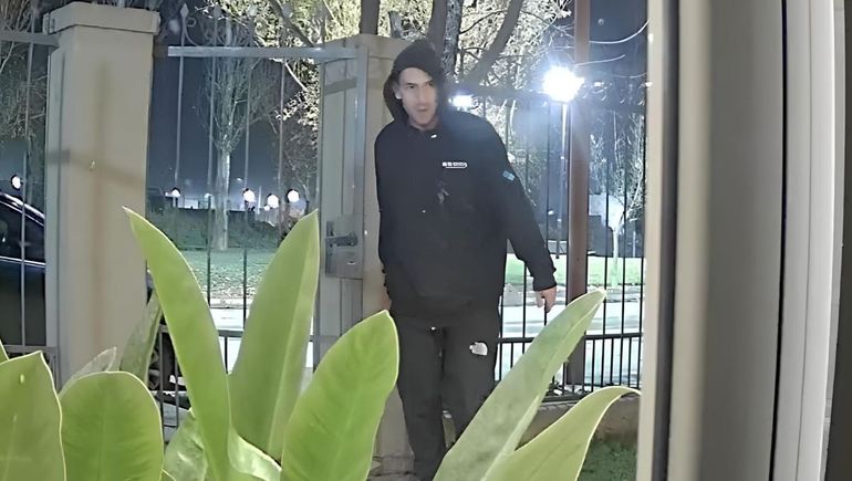 El delincuente ingresó al inmueble del barrio Mercantil y quiso forzar las ventanas. El ruido despertó a los dueños de casa y al verse descubierto el ladrón escapó corriendo. Todo quedó filmado.&nbsp;