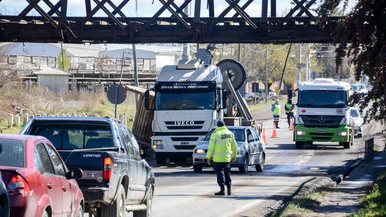 Un camión chocó contra el puente ferroviario y se suspendió el servicio del Tren del Valle