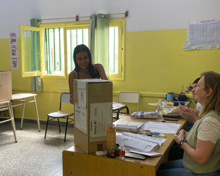 Catalina Arias votó por primera vez -escuela 33- y se llevó la clásica ovación. Catalina Arias votó por primera vez -escuela 33- y se llevó la clásica ovación.