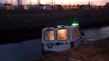 ambulancia con muestras de covid choco y cayo a un canal