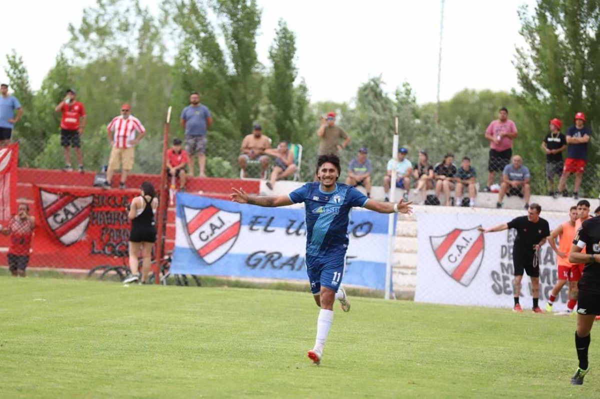 Yoel Juárez, la figura en la goleada de La Amistad sobre el Rojo para seguir con vida. Fotos: Claudio Espinoza