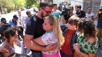 La abogada Gabriela Prokopiw, representante del padre de Otoño, fue reconocida por una multitud al salir de la sala de audiencia tras conocerse el veredicto. 