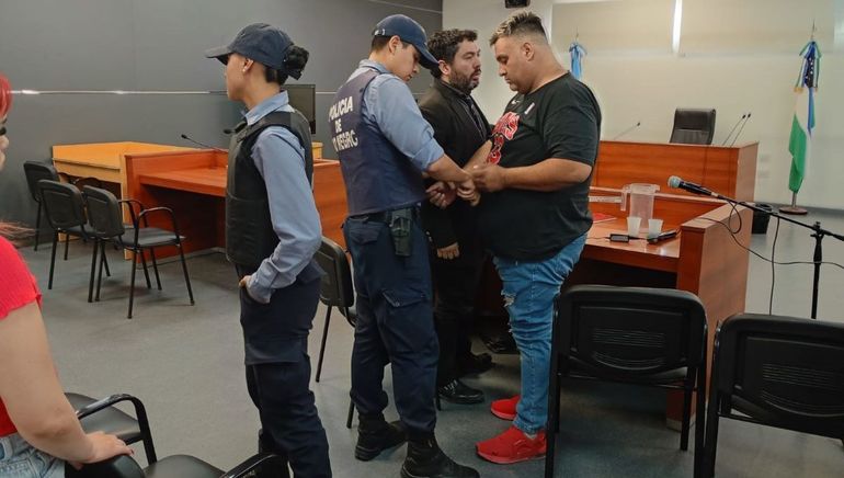 Alejandro Vega junto a su abogado Rubén Antiguala