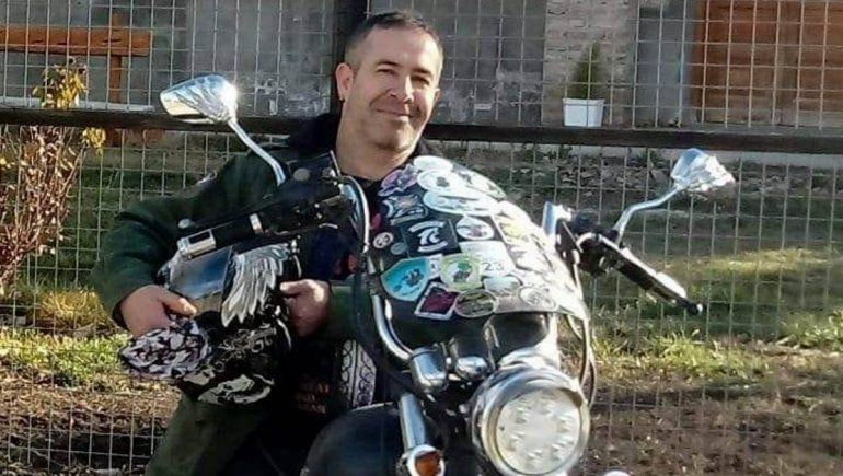 Gino, el peluquero y motoquero solidario le da pelea al COVID