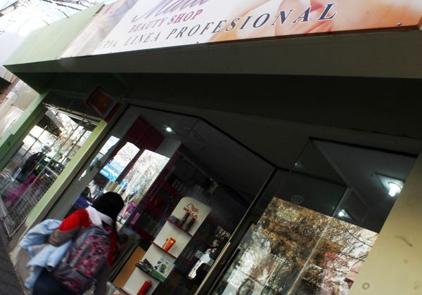 Armados, asaltaron una perfumería del centro