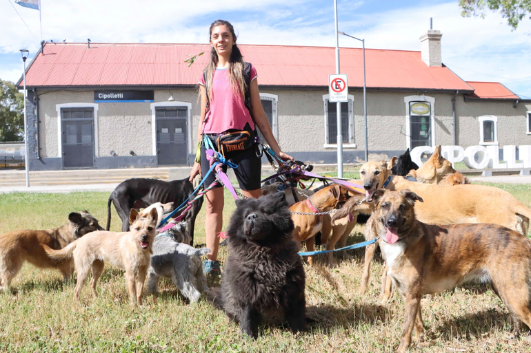Un momento de esparcimiento para los perros, en la zona del Ferrocarril. Foto Anahí Cárdena.