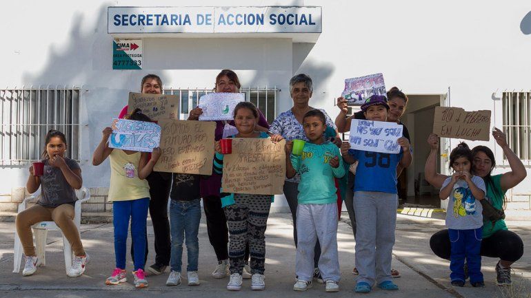 Reclamaron la entrega de útiles escolares y verduras para el comedor