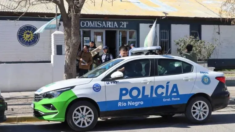 Adem&aacute;s de Juan, hay dos polic&iacute;as detenidos e involucrados en la cancha.