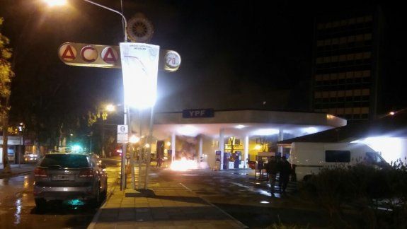 un hombre incendio los surtidores del automovil club neuquino