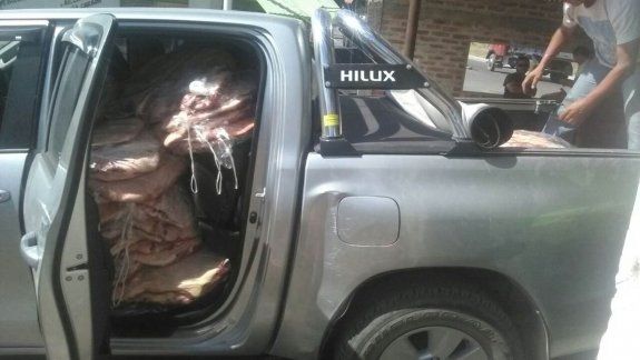 Así encontraron 1500 kilos de carne ilegal en dos Hilux 