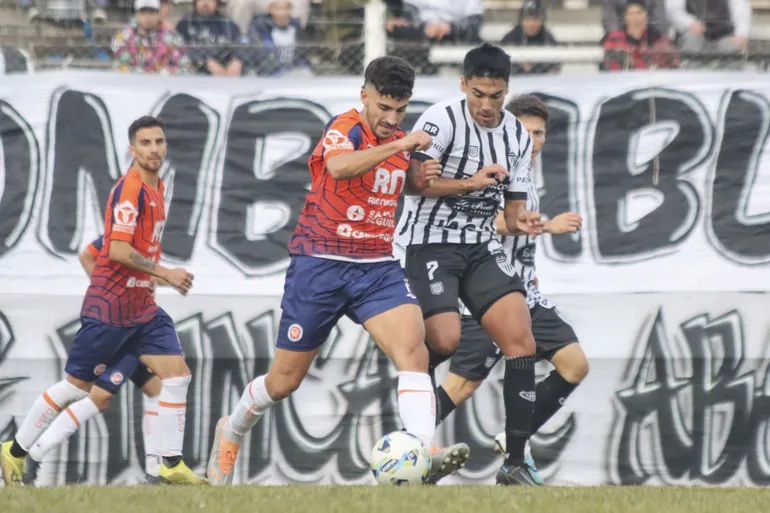 Cipolletti visita a Deportivo Roca en el partido de vuelta de las finales. 