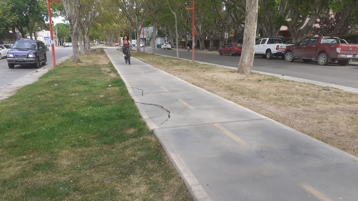 Entre 25 de Mayo y Belgrano el cemento se partió y una porción de la superficie cayó del nivel.