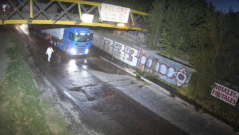 Uno de los camiones que chocó con el puente del Tren y provocó la suspensión del servicio.