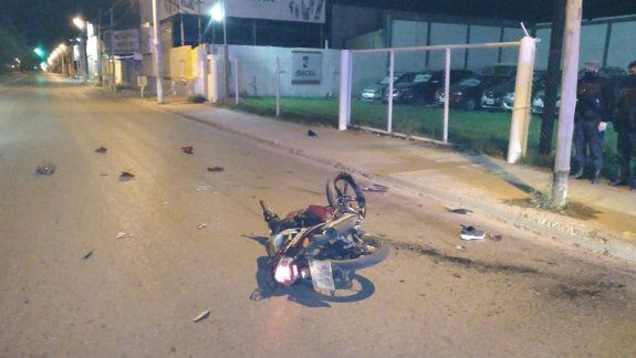 Dos jóvenes murieron tras chocar contra un poste en Neuquén