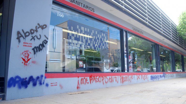 Las pintadas feministas en el centro de la ciudad causaron polémica.
