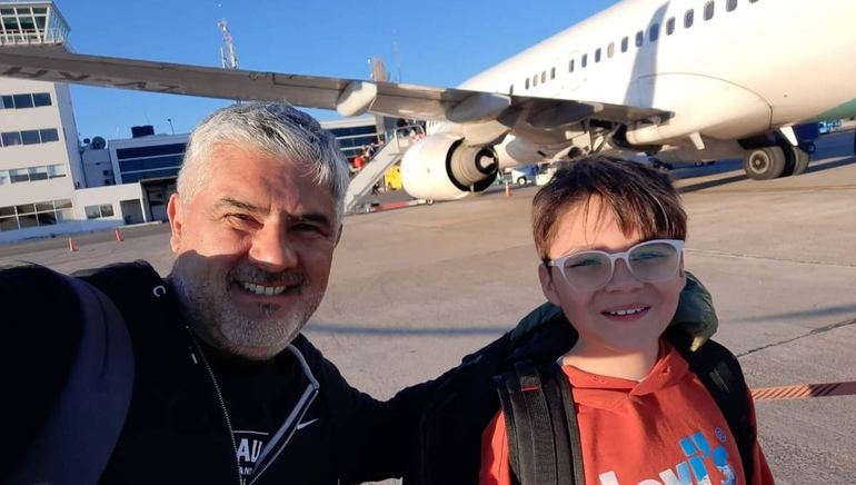 Rogger Morales junto a su hijo Gale antes de volar rumbo a Buenos Aires para ver la despedida de Messi.