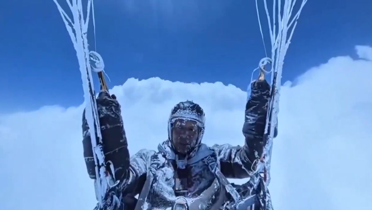 A medida que iba ascendiendo, el cuerpo del parapentista chino se iba congelando y cubriendo de una fina capa de nieve.