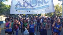 Los afiliados al gremio Adunc llevarán a cabo asambleas presenciales y virtuales en la UNCo para resolver la metodología del plan de lucha nacional para el segundo cuatrimestre. Se vienen paros y otras formas de protesta.