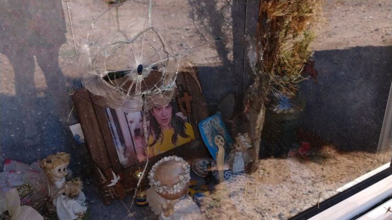 Balearon el nicho de una víctima de femicidio en Fernández Oro
