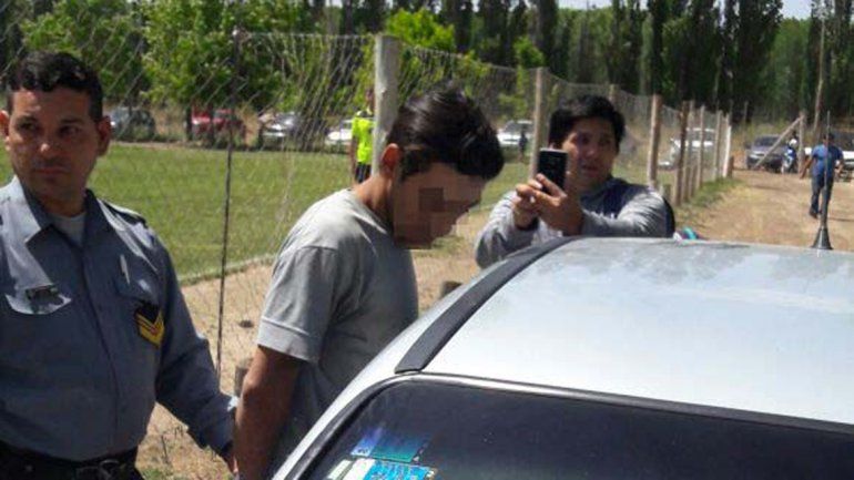 Los ladrones fueron detenidos en el predio Don Pedro luego de haber robado ruedas y elementos de valor de un auto.