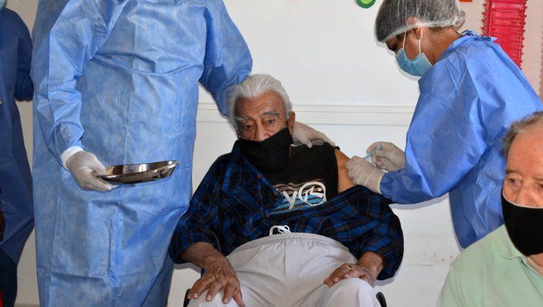 En Fernández Oro ya vacunan a adultos mayores
