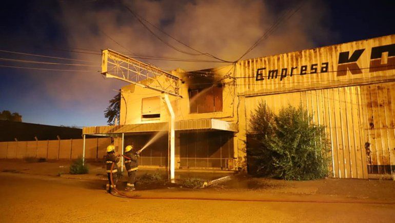 Se prendió fuego un galpón que solía ser de la empresa Ko-Ko