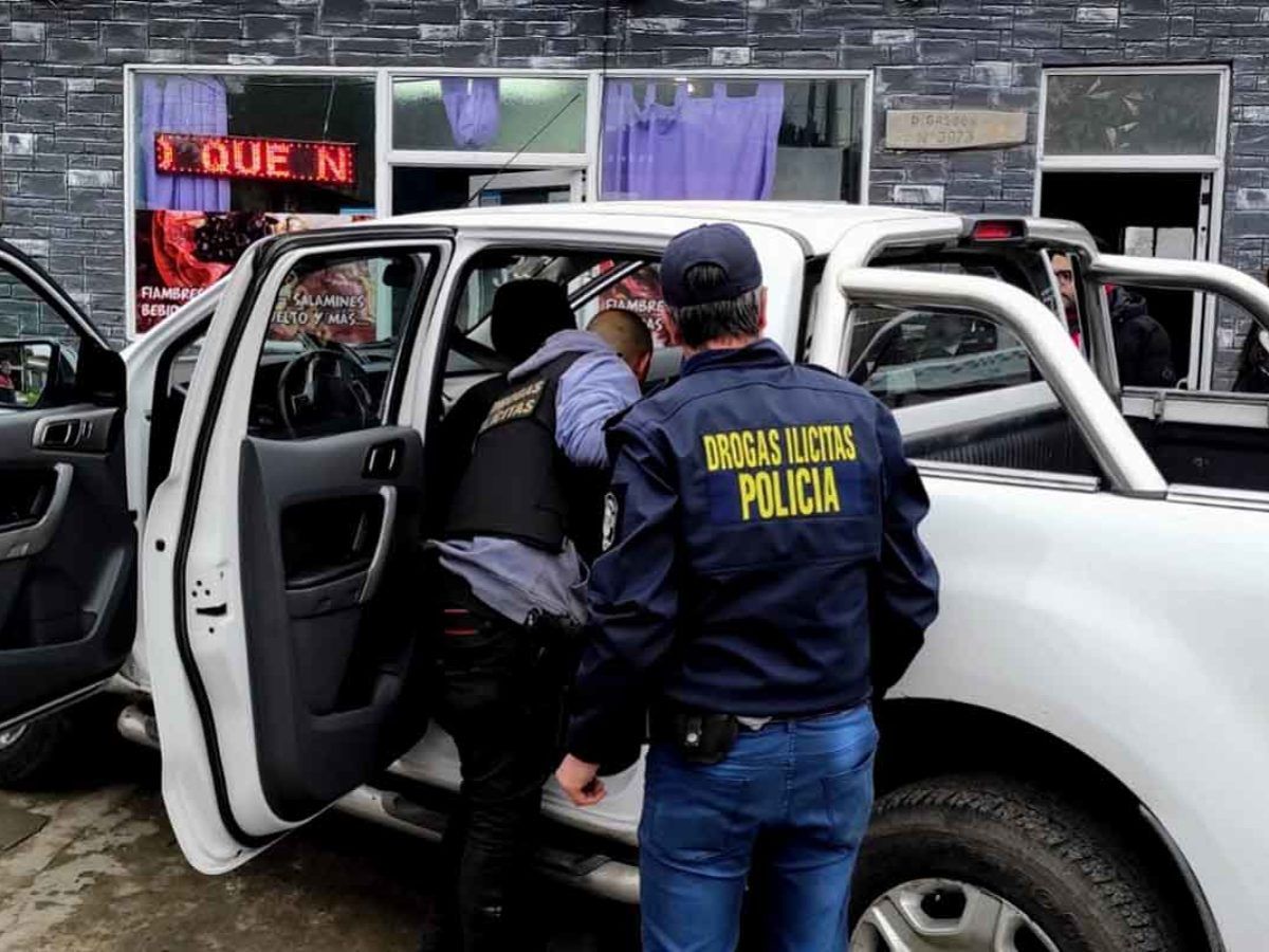 Detienen a dos policías que transportaban 15 kilos de cocaína