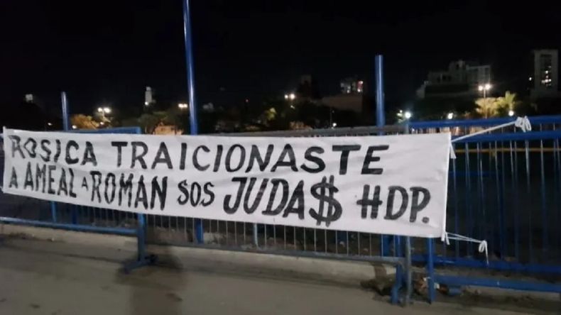 Los escandalosos pasacalles que aparecieron en Boca: Riquelme, Rosica y los avances del macrismo