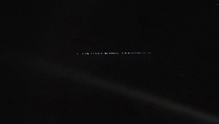 Una fila de extrañas luces en el cielo sorprendió a vecinos del Alto Valle