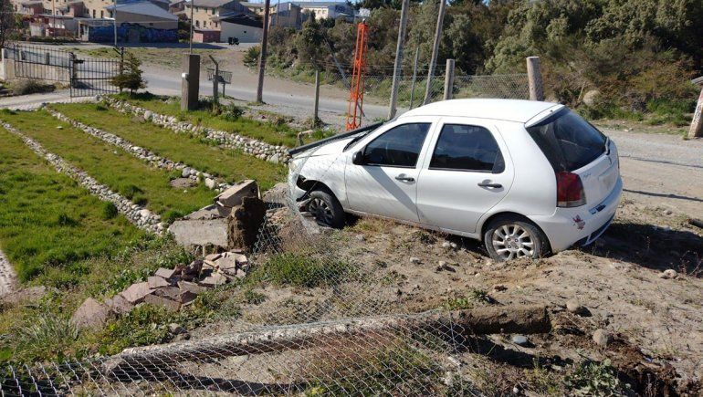 Perdió el control del auto y terminó en el predio de Gendarmería