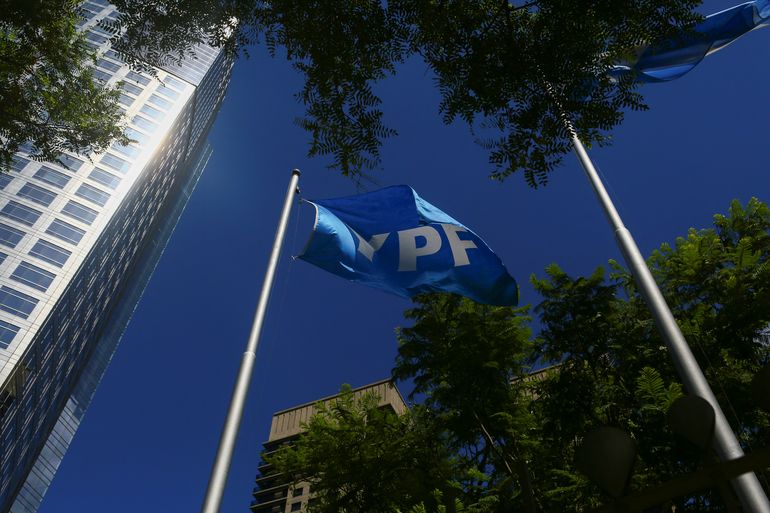Foto de archivo - Sede de YPF en Buenos Aires. REUTERS/Matias Baglietto