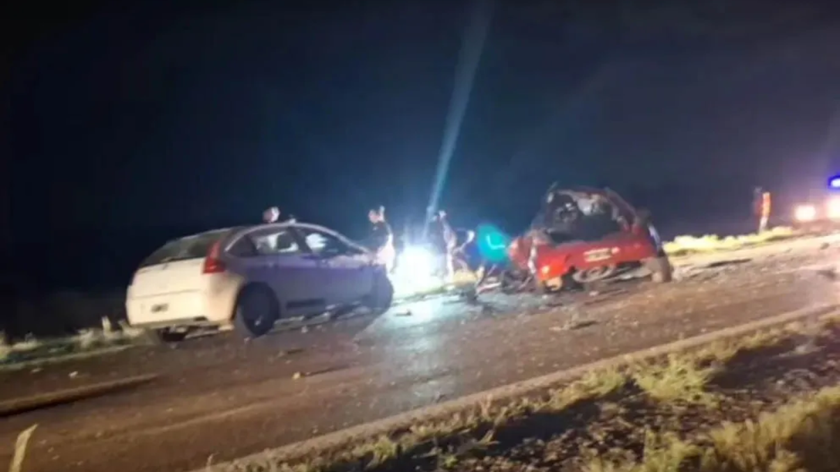 Tres vehículos habrían estado involucrado en el trágico choque registrado cerca de Viedma, que dejó cuatro fallecidos y un herido grave.&nbsp;