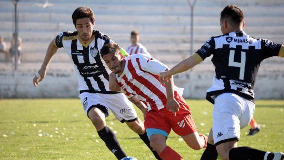 Cipolletti tenía que cruzar el puente para jugar en La Chacra, pero todo indica que el partido se suspenderá.