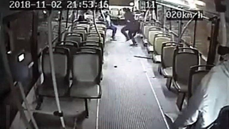 Hieren de un piedrazo a una pasajera de colectivo en Bariloche y quedó grabado