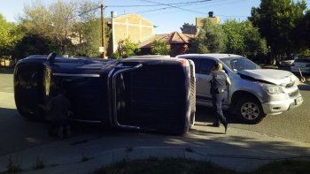 fuerte choque y vuelco de una camioneta sobre la calle roca