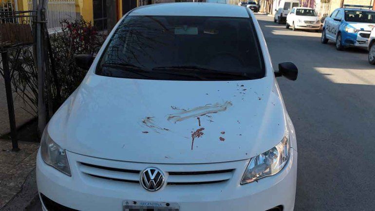 Citó por Tinder a una chica de 19,  le pegó y la violó en Centenario